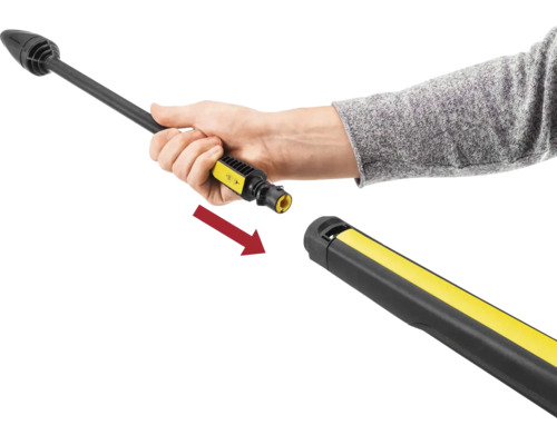 Une main insère une lance de pulvérisation dans un pistolet haute pression, indiqué par une flèche de raccordement.