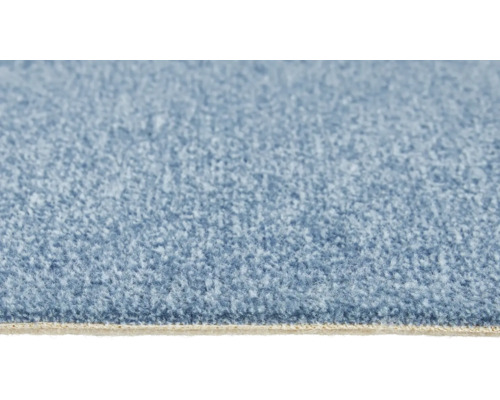 Detailaufnahme der Textur und des Flors eines hellblauen Teppichbodens.