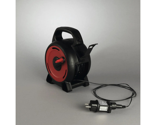 Kabeltrommel mit ergonomischem Tragegriff, Handkurbel und integriertem Anschlusskabel inklusive Netzstecker.