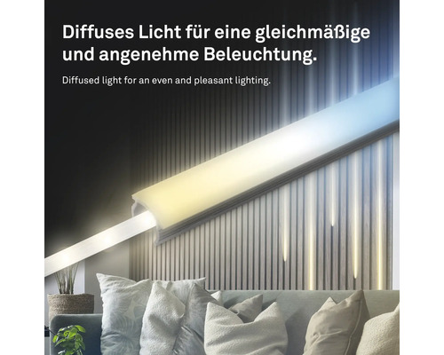 LED-Profil mit Abdeckung für gleichmäßige Beleuchtung an einer Wand aus Holzlamellen über einem Sofa.