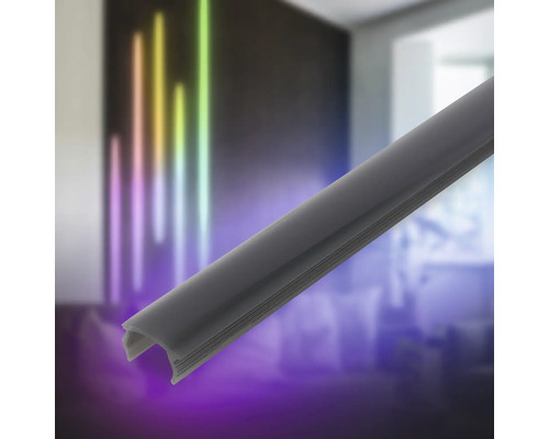 LED-Profil für indirekte Beleuchtung in einem modern gestalteten Wohnraum mit bunten Lichteffekten an der Wand.