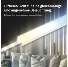 LED-Profil mit Diffusor sorgt für gleichmäßiges Licht an einer Holzpaneelwand über einem Sofa mit Kissen.