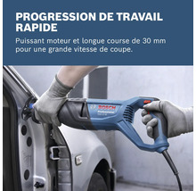 Scie sabre Bosch Professional GSA 12-30 coupant du métal sur une voiture pour un travail rapide avec une course de 30 millimètres.