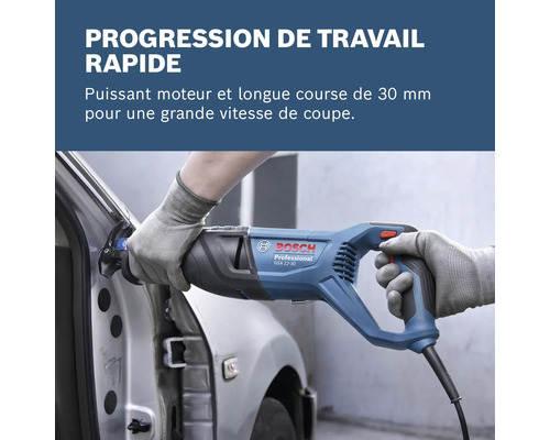 Scie sabre Bosch Professional GSA 12-30 coupant du métal sur une voiture pour un travail rapide avec une course de 30 millimètres.