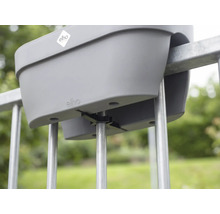 Jardinière de balcon Elho avec système de fixation sur une rambarde métallique.