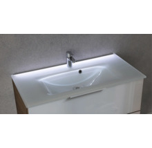 Waschtisch mit weißem Waschbecken, integrierter LED-Beleuchtung an der Rückseite, verchromter Armatur und weißem Unterschrank.