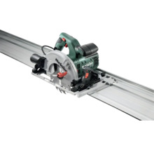 Scie circulaire portative Metabo KS 55 FS montée sur un rail de guidage pour des coupes précises.