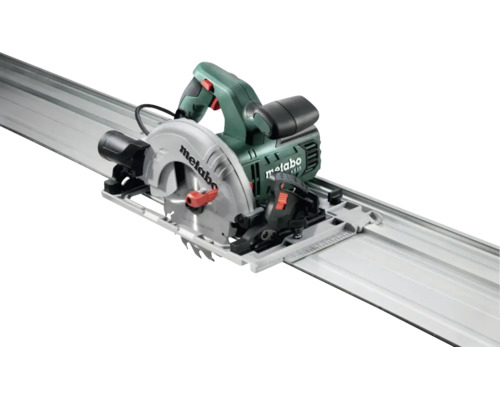 Scie circulaire portative Metabo KS 55 FS montée sur un rail de guidage pour des coupes précises.