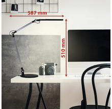 LED Schreibtischlampe auf hellem Schreibtisch neben Monitor und Kamera. Maße: 587 Millimeter Breite und 510 Millimeter Höhe.