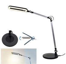 Silberfarbene LED-Schreibtischleuchte mit verstellbarem Gelenkarm, drehbarem Leuchtenkopf und Touch-Bedienfeld am Standfuß.