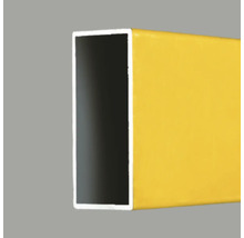 Profilé rectangulaire jaune en plastique ou en métal pour projets de construction.