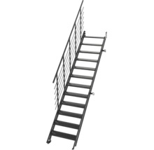 Schwarze Metalltreppe mit Geländer und profilierten Stufen.