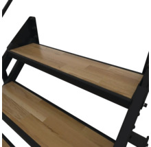 Treppenstufen aus Holz mit schwarzem Metallrahmen.