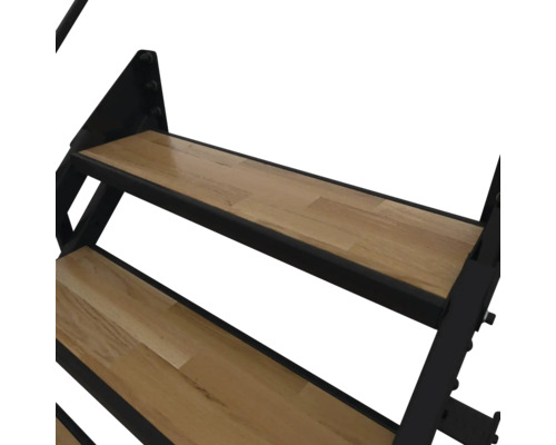 Treppenstufen aus Holz mit schwarzem Metallrahmen.