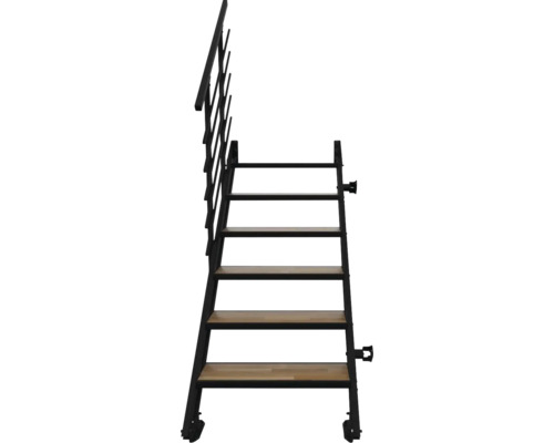 Platzsparende Treppe mit Metallgestell und Stufen aus Holz, inklusive einseitigem Geländer.