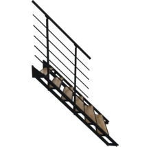 Moderne Treppe mit schwarzem Metallgestell, Holzstufen und Geländer mit Handlauf.