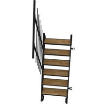 Treppe mit Holzstufen und schwarzem Metallgestell inklusive Geländer.