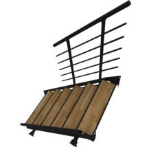 Moderne Treppe mit Holzstufen und schwarzem Metallgeländer.