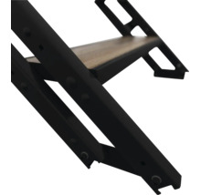 Nahaufnahme einer schwarzen Treppenwange aus Metall mit einer Stufe aus Holz.
