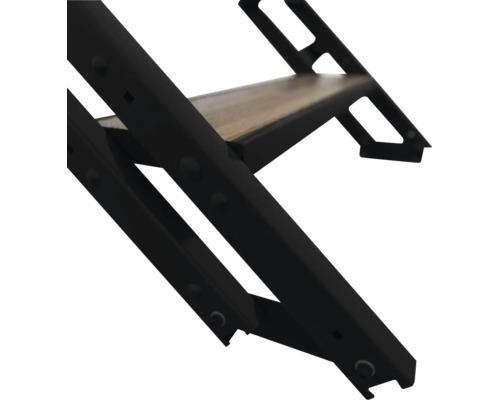 Nahaufnahme einer schwarzen Treppenwange aus Metall mit einer Stufe aus Holz.