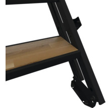 Detailansicht einer Treppenstufe aus Holz mit schwarzem Metallrahmen.