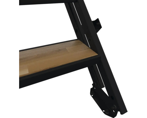 Detailansicht einer Treppenstufe aus Holz mit schwarzem Metallrahmen.
