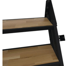 Nahaufnahme einer Treppe mit Stufen aus Holz und einer schwarzen Metallwange.