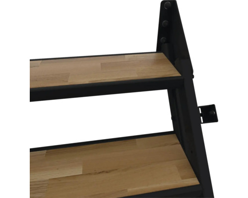 Nahaufnahme einer Treppe mit Stufen aus Holz und einer schwarzen Metallwange.