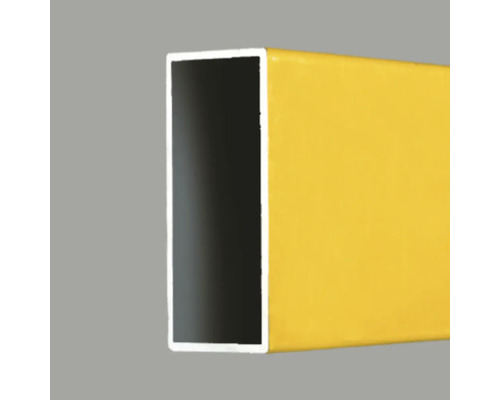 Profilé rectangulaire jaune en plastique ou en métal pour projets de construction.