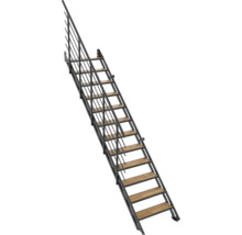Gerade Treppe mit dunklem Metallrahmen, Holzstufen und Geländer.