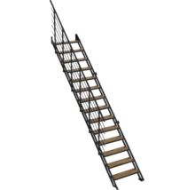Geradläufige Treppe mit Holzstufen, schwarzem Metallgestell und Geländer mit Querstreben.