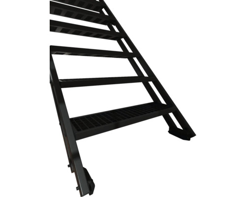 Schwarze Metalltreppe mit Gitterroststufen aus Stahl für den Außenbereich.