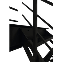 Metalltreppe mit Gitterstufen und Geländer aus schwarzem Metall.
