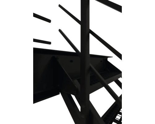 Metalltreppe mit Gitterstufen und Geländer aus schwarzem Metall.