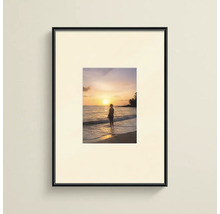 Bilderrahmen in Schwarz mit Passepartout und Kunstdruck eines Sonnenuntergangs am Strand.