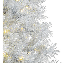 Nahaufnahme eines silbernen künstlichen Weihnachtsbaums mit integrierter LED-Beleuchtung.