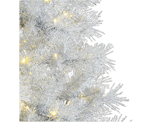 Nahaufnahme eines silbernen künstlichen Weihnachtsbaums mit integrierter LED-Beleuchtung.