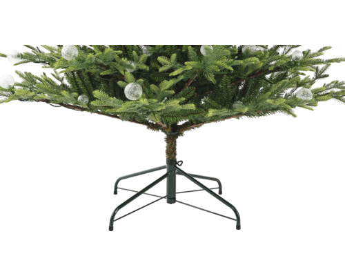 Künstlicher Weihnachtsbaum mit runden Ornamenten und stabilem Metallständer.