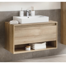 Meuble sous-vasque suspendu aspect bois avec lavabo rectangulaire en céramique, un tiroir et un compartiment de rangement ouvert.