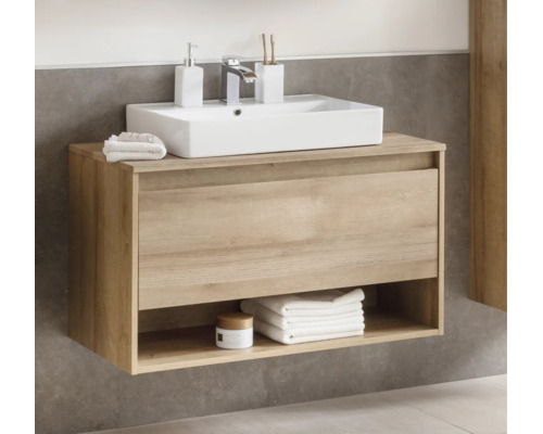 Meuble sous-vasque suspendu aspect bois avec lavabo rectangulaire en céramique, un tiroir et un compartiment de rangement ouvert.