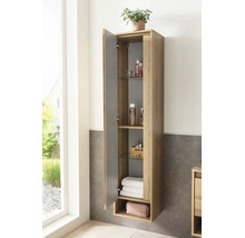 Armoire haute de salle de bains en décor bois, montage mural, porte ouverte laissant voir des étagères en verre avec accessoires et serviettes.