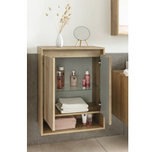 Armoire murale de salle de bain moderne et organisée aspect bois avec portes ouvertes, étagère en verre et accessoires de salle de bain.