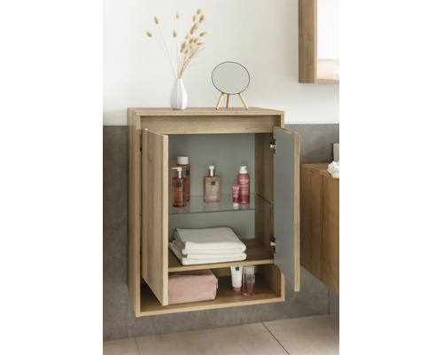 Armoire murale de salle de bain moderne et organisée aspect bois avec portes ouvertes, étagère en verre et accessoires de salle de bain.