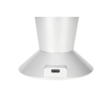 Port de charge USB-C sur le socle d'une lampe blanche.