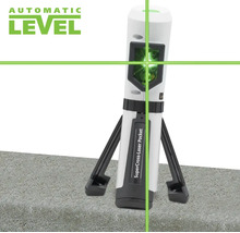 Selbstnivellierender Kreuzlinienlaser Laserliner SuperCross-Laser Pocket mit Standfüßen und grünen Laserlinien auf Beton.