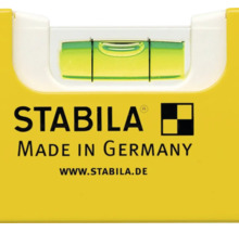Nahaufnahme einer Stabila Wasserwaage mit Libelle, dem Stabila Logo und dem Herkunftssymbol Made in Germany.
