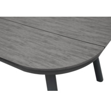 Table de jardin avec plateau gris aspect bois et pieds en métal noir.