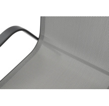 Nahaufnahme der Sitzfläche eines Gartenstuhls aus Mesh-Gewebe mit einer Armlehne aus Metall.