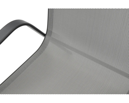 Nahaufnahme der Sitzfläche eines Gartenstuhls aus Mesh-Gewebe mit einer Armlehne aus Metall.