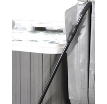 Whirlpool Abdeckungslifter aus schwarzem Metall an einem grauen Whirlpool mit gefalteter Abdeckung.